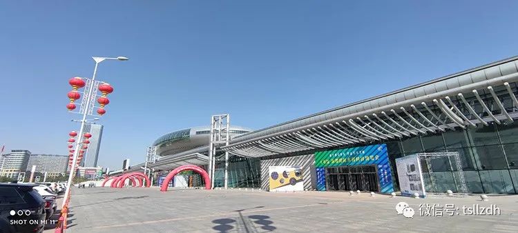 場(chǎng)館外側(cè) 場(chǎng)館外側(cè)